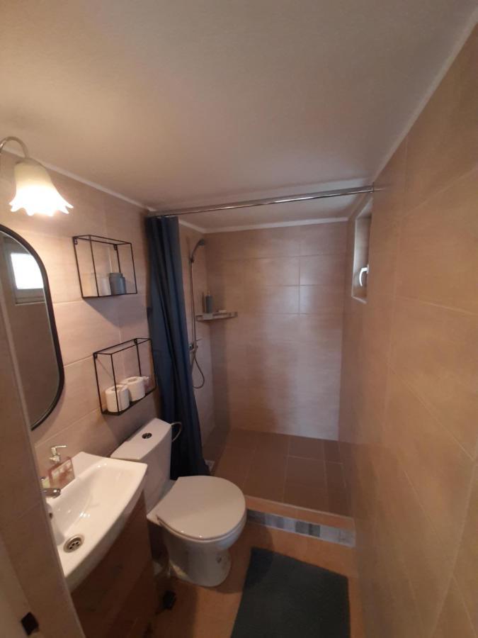 Grapeline Guesthouse Chotin Bagian luar foto