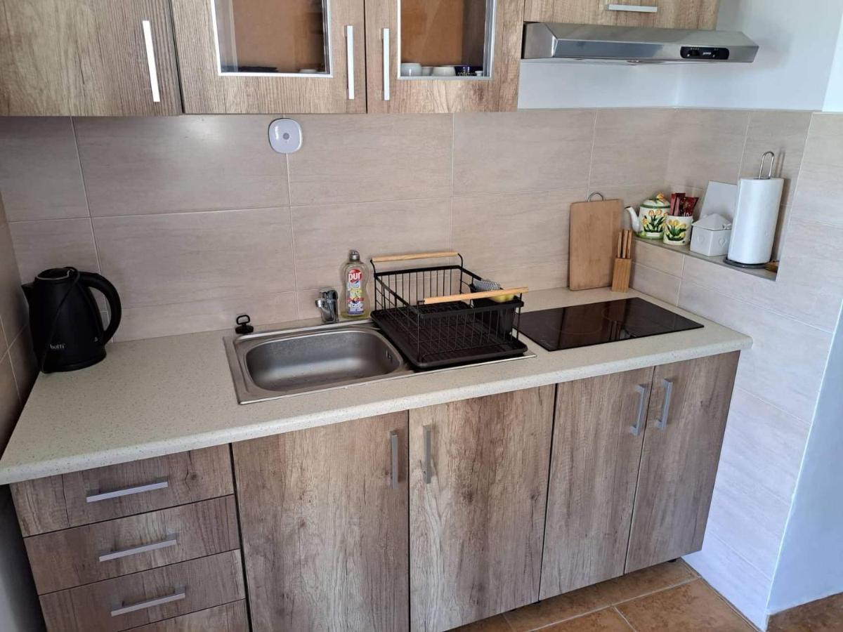 Grapeline Guesthouse Chotin Bagian luar foto