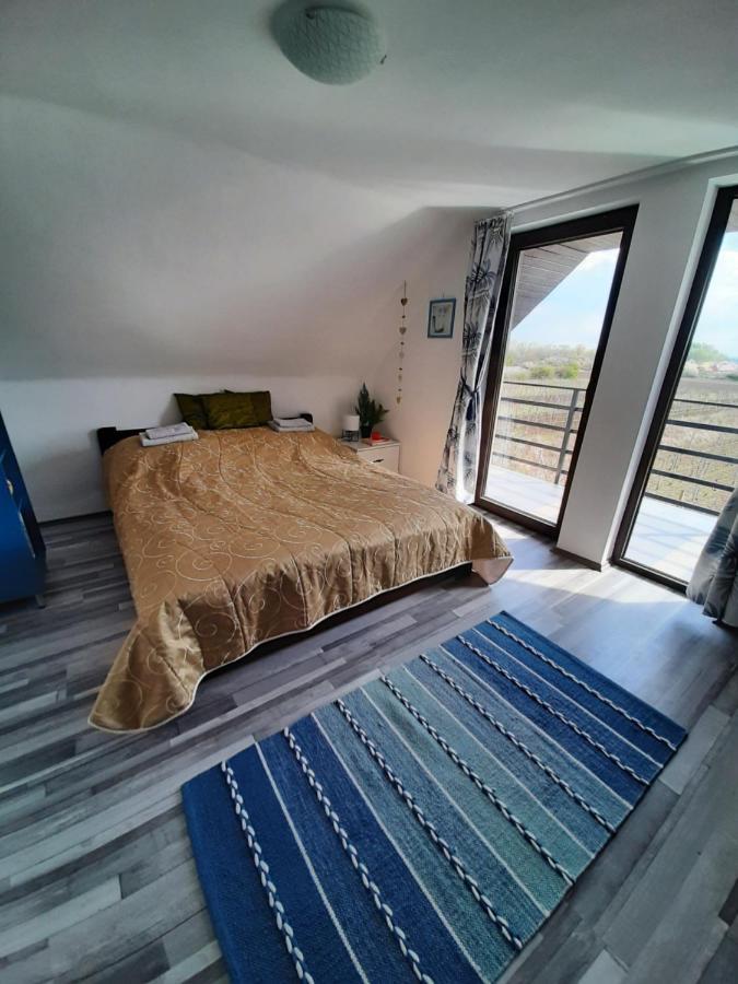 Grapeline Guesthouse Chotin Bagian luar foto