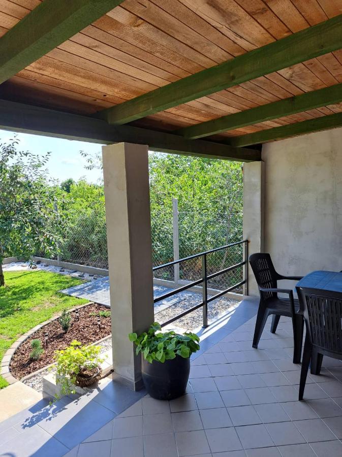 Grapeline Guesthouse Chotin Bagian luar foto