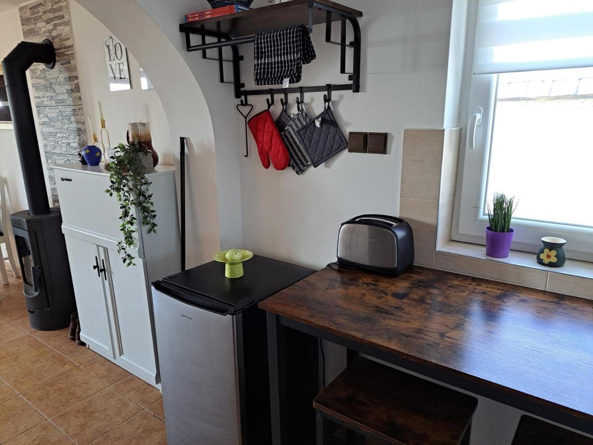 Grapeline Guesthouse Chotin Bagian luar foto