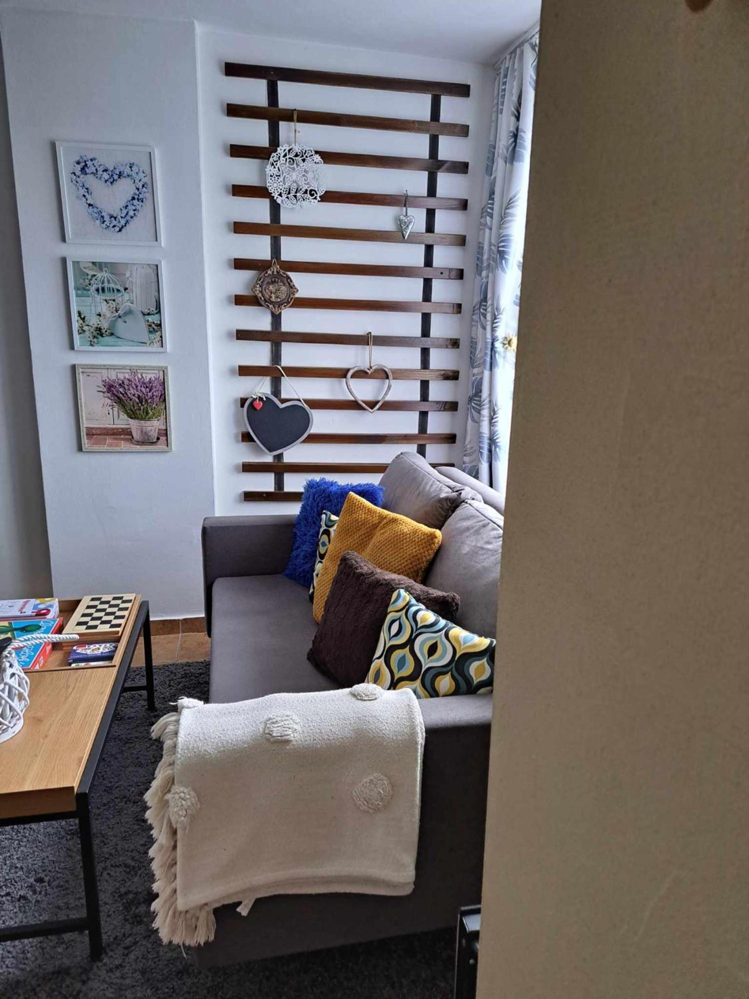 Grapeline Guesthouse Chotin Bagian luar foto