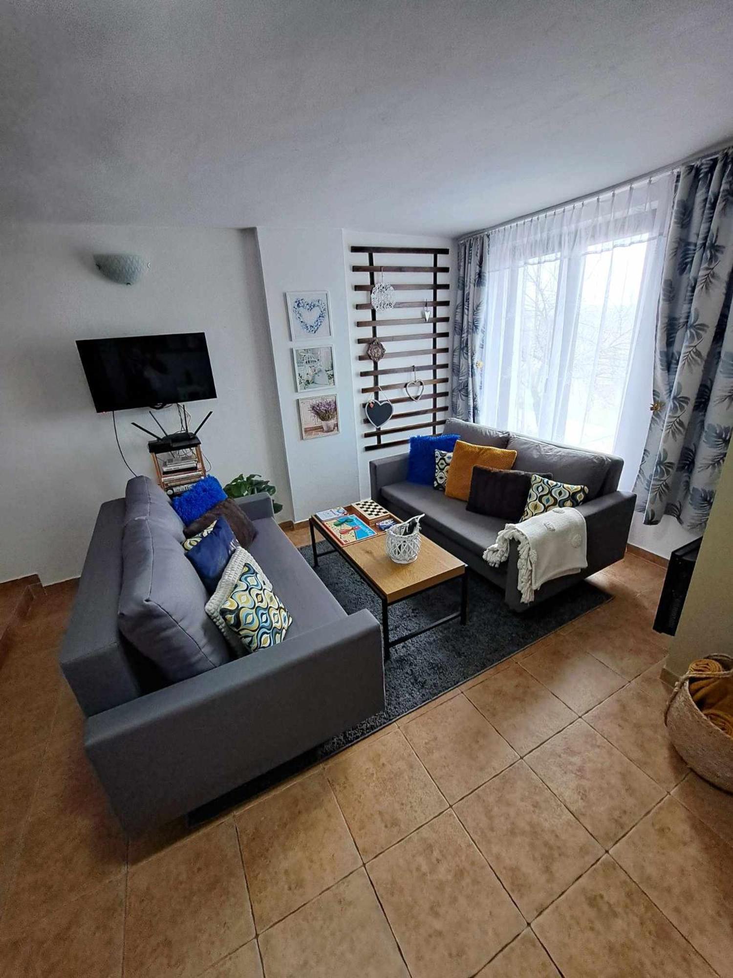 Grapeline Guesthouse Chotin Bagian luar foto