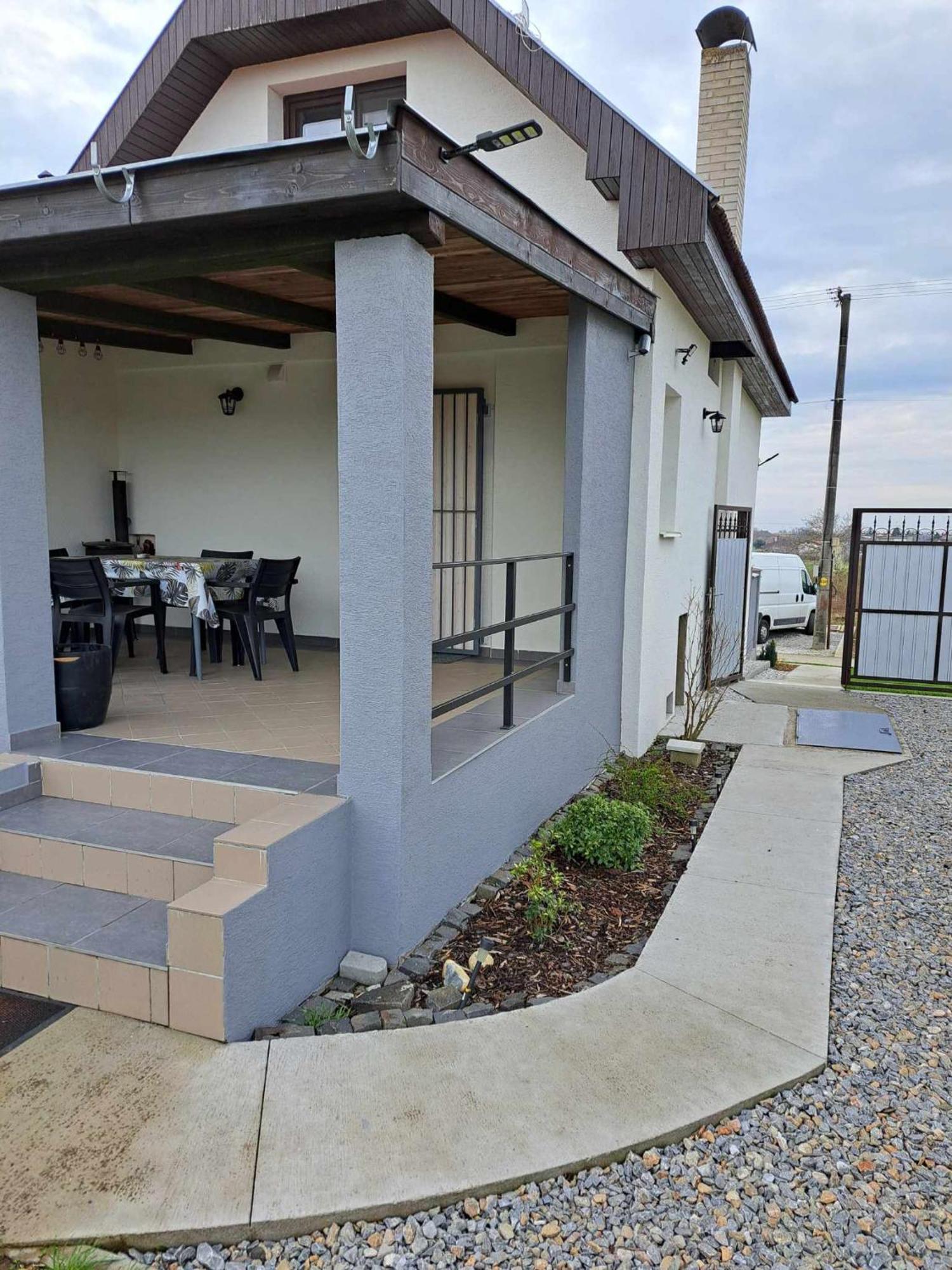 Grapeline Guesthouse Chotin Bagian luar foto