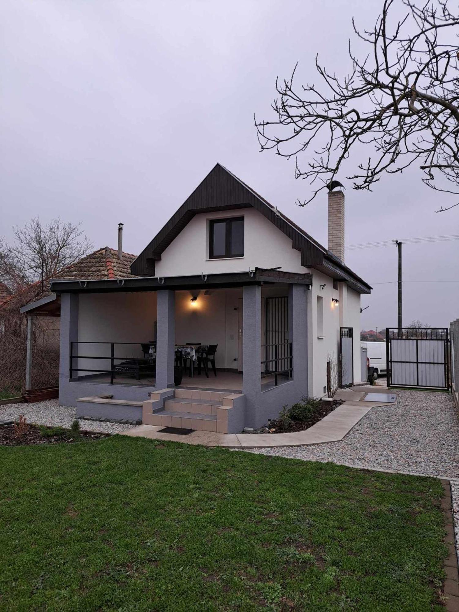Grapeline Guesthouse Chotin Bagian luar foto