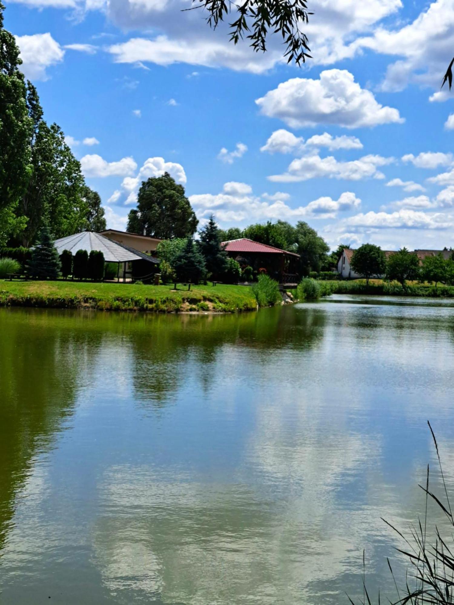 Grapeline Guesthouse Chotin Bagian luar foto