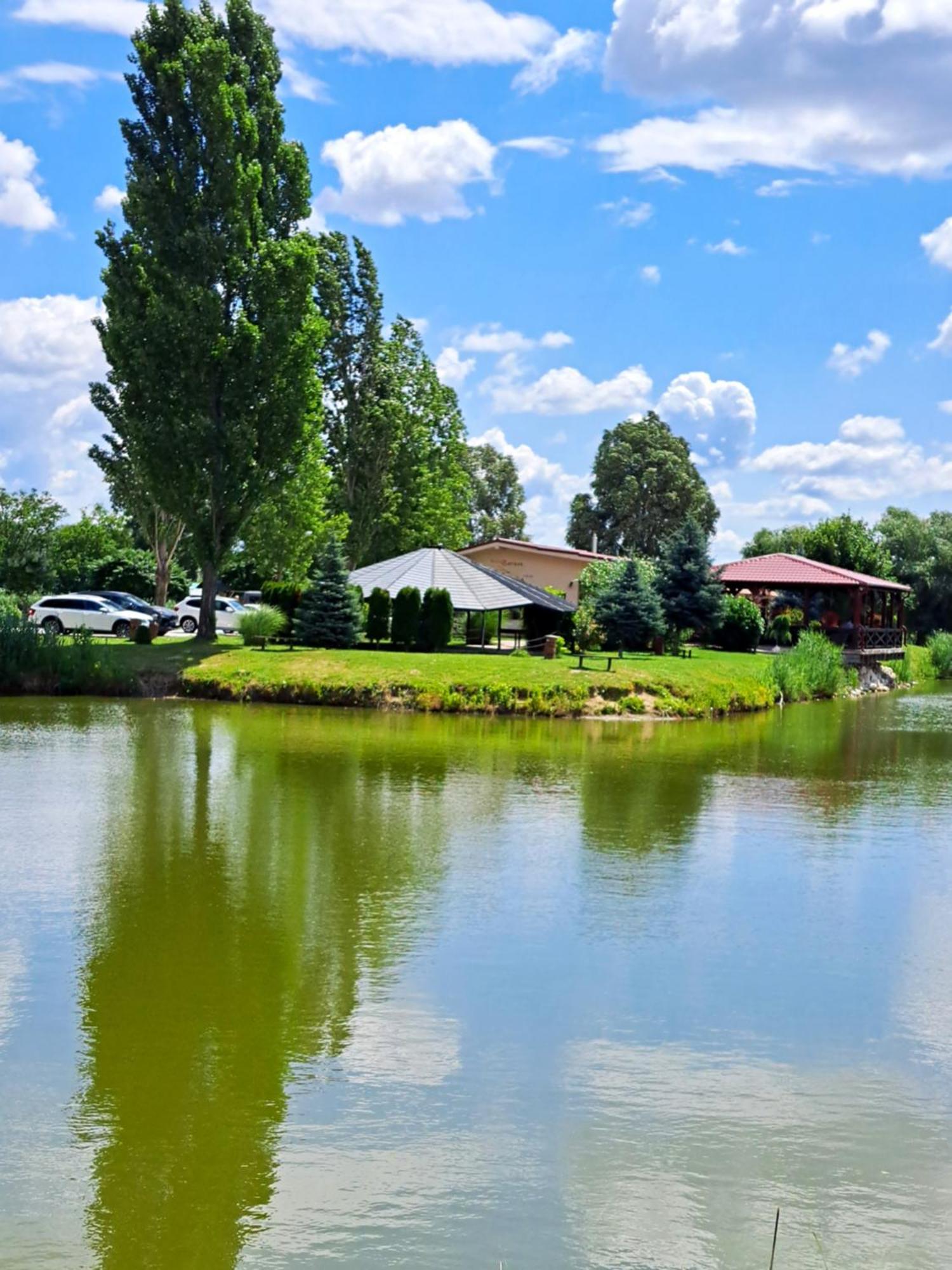 Grapeline Guesthouse Chotin Bagian luar foto