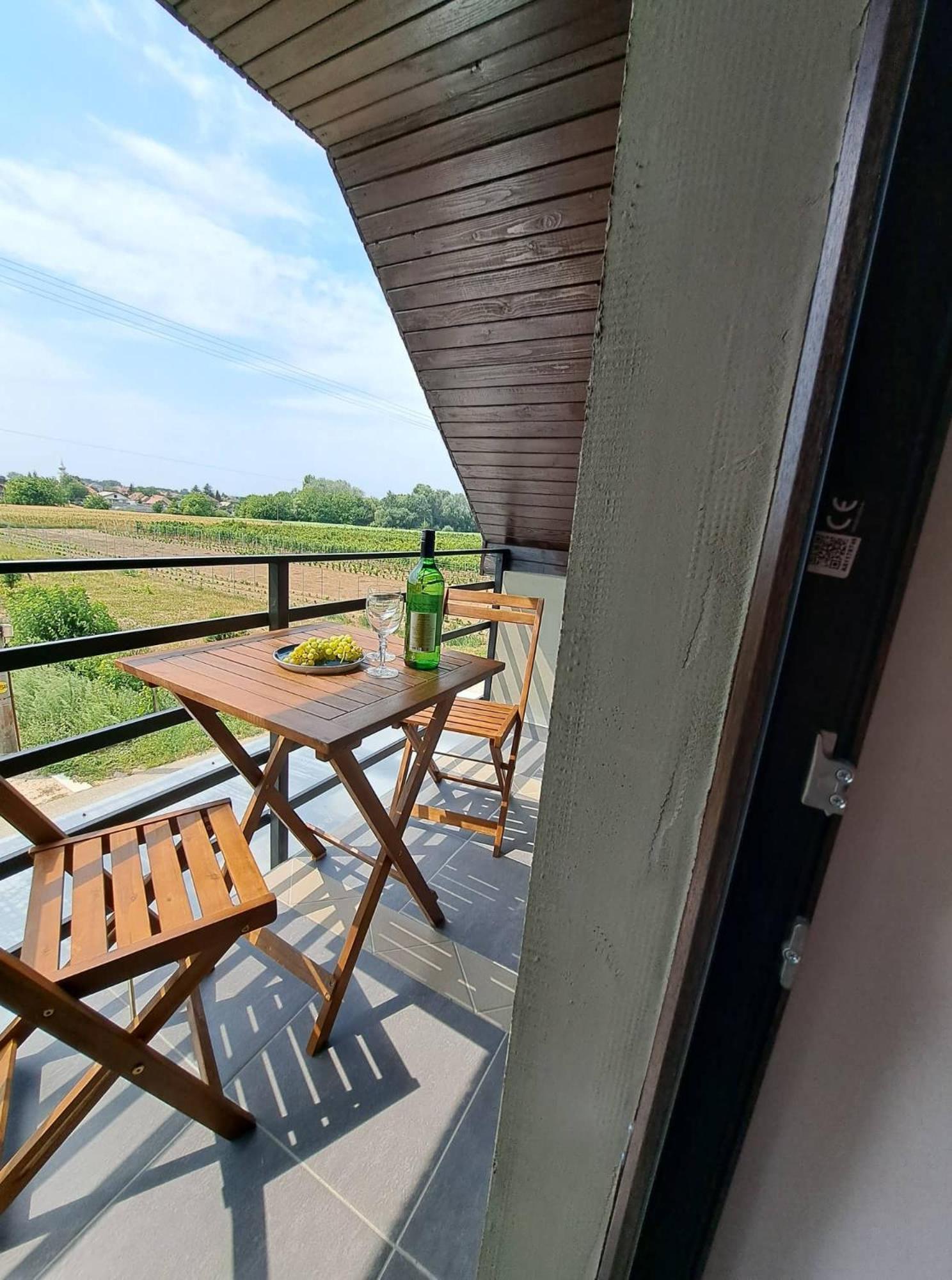 Grapeline Guesthouse Chotin Bagian luar foto